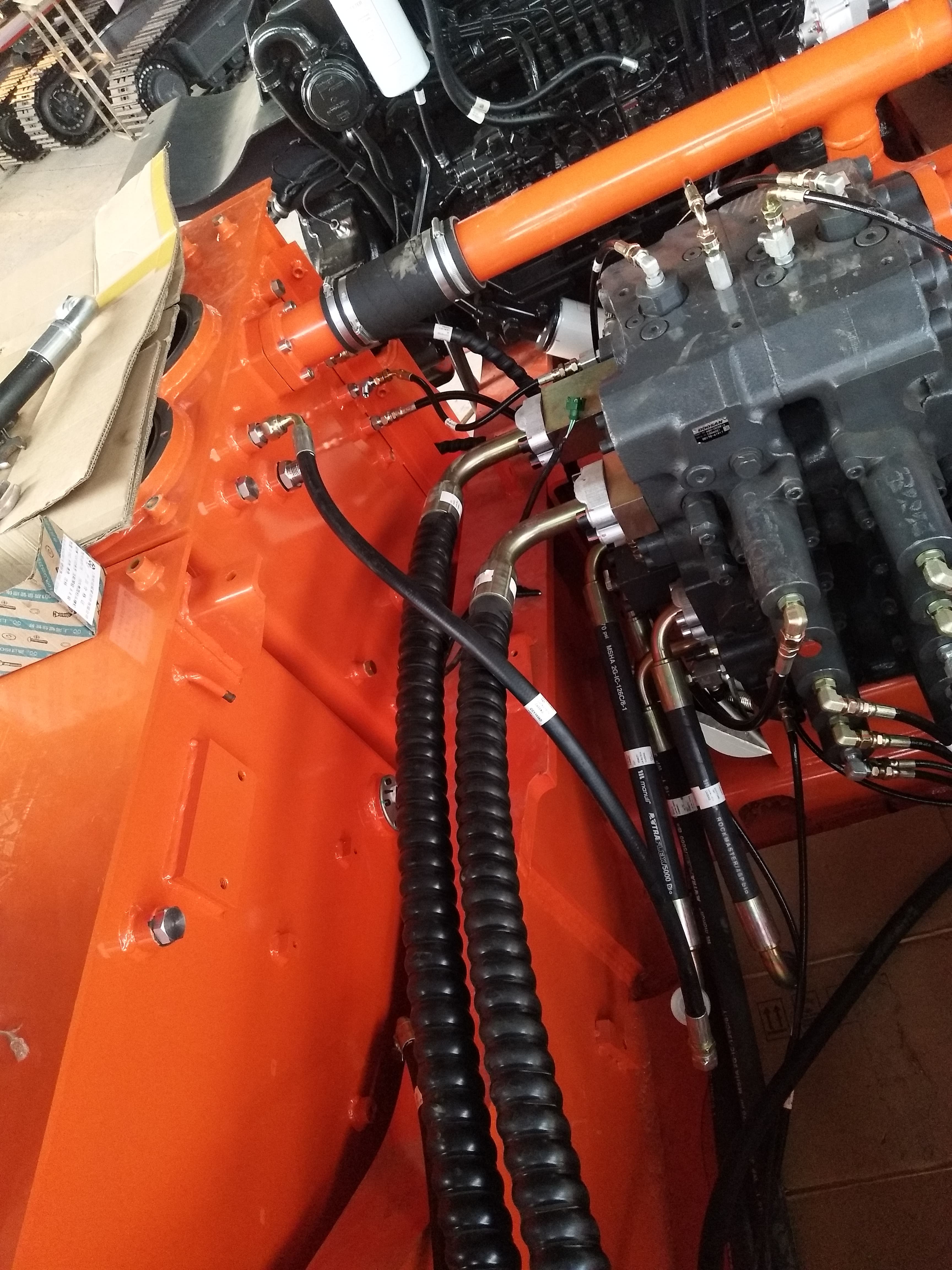DH500 Fuel and Hydraulic Tank Assembly — assembly view. Application reference: Doosan excavator.