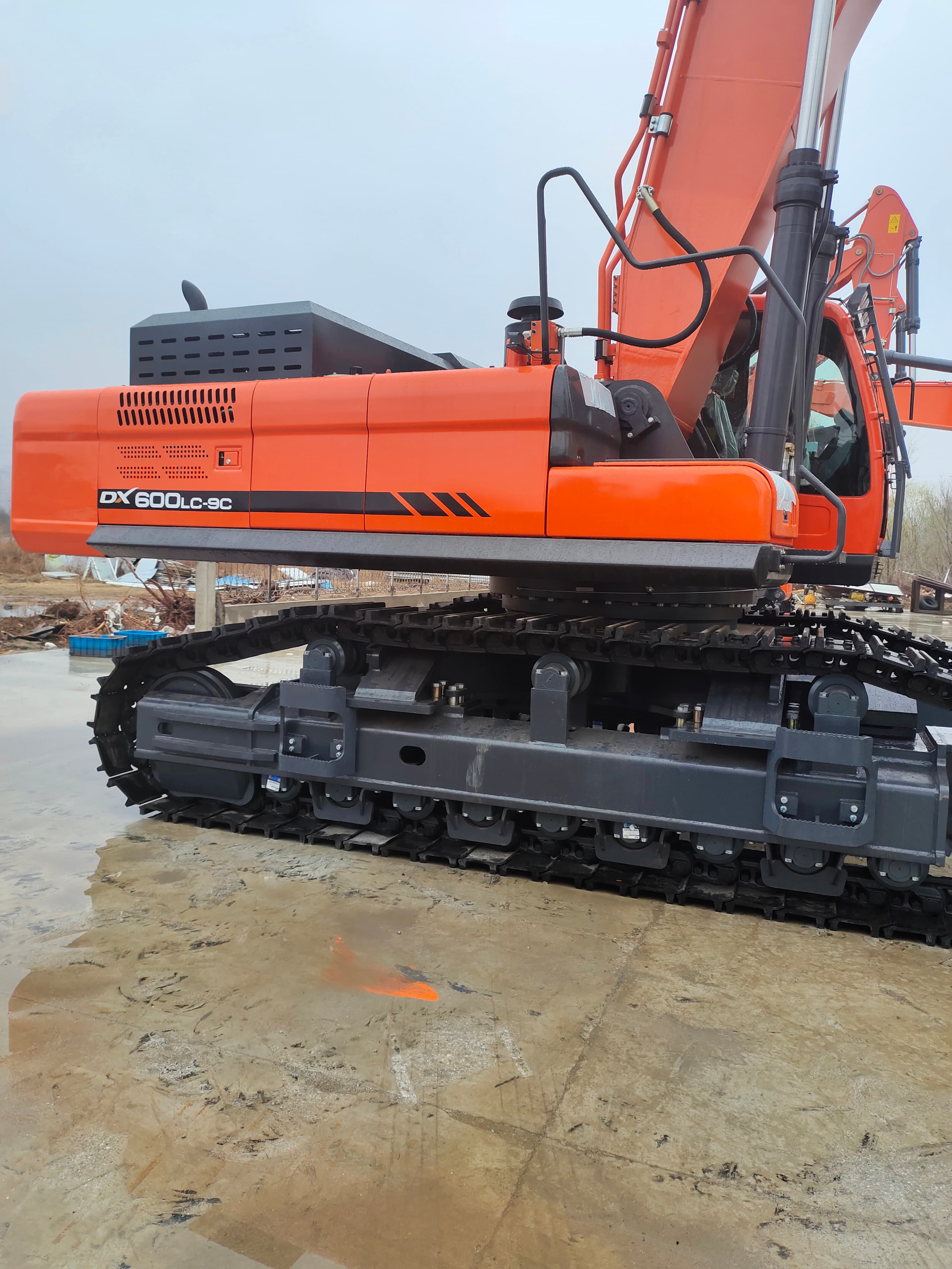 DH500 Fuel and Hydraulic Tank Assembly — assembly view. Application reference: Doosan excavator.