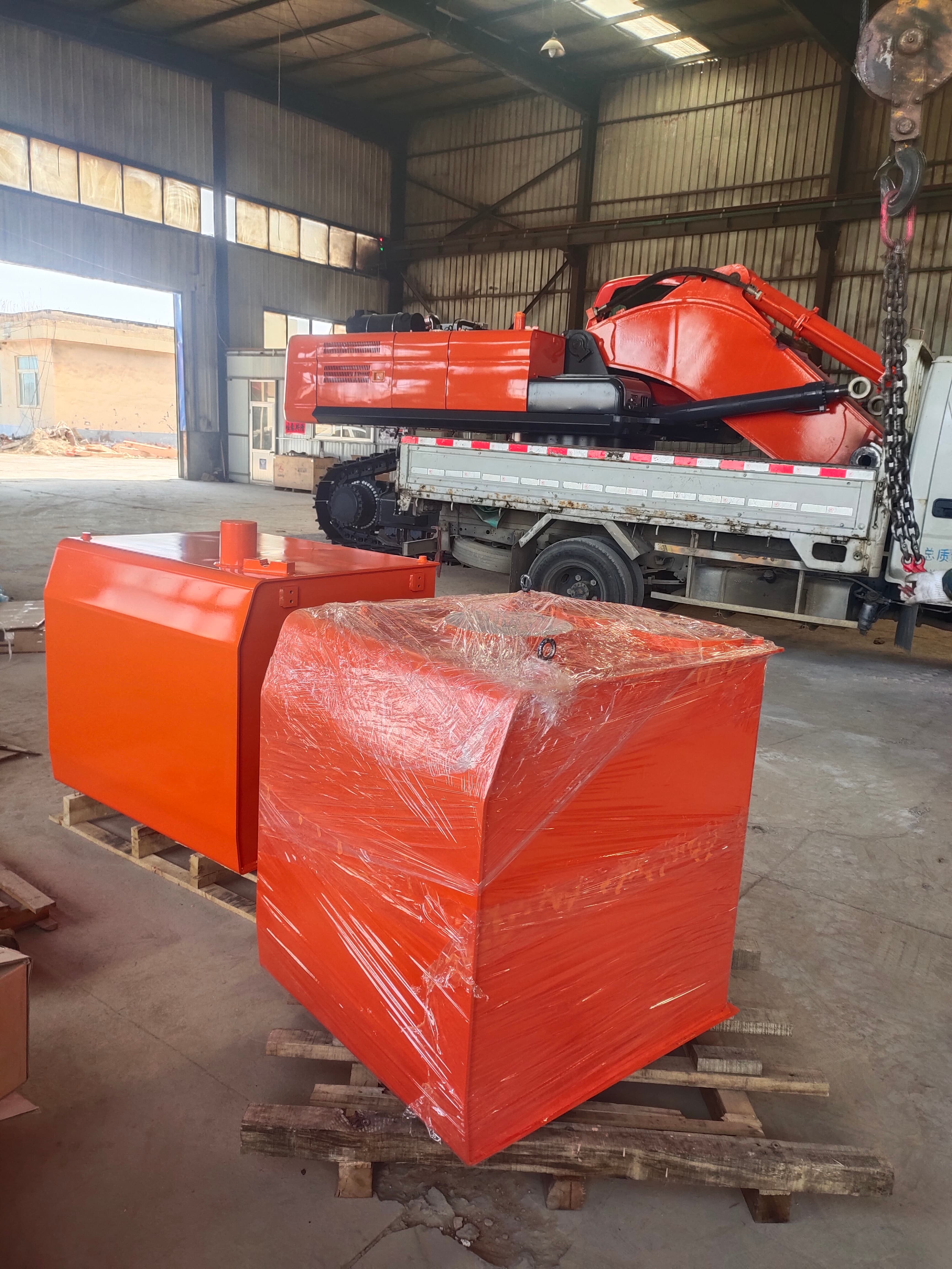 DX500 Fuel and Hydraulic Tank Set — shipment view