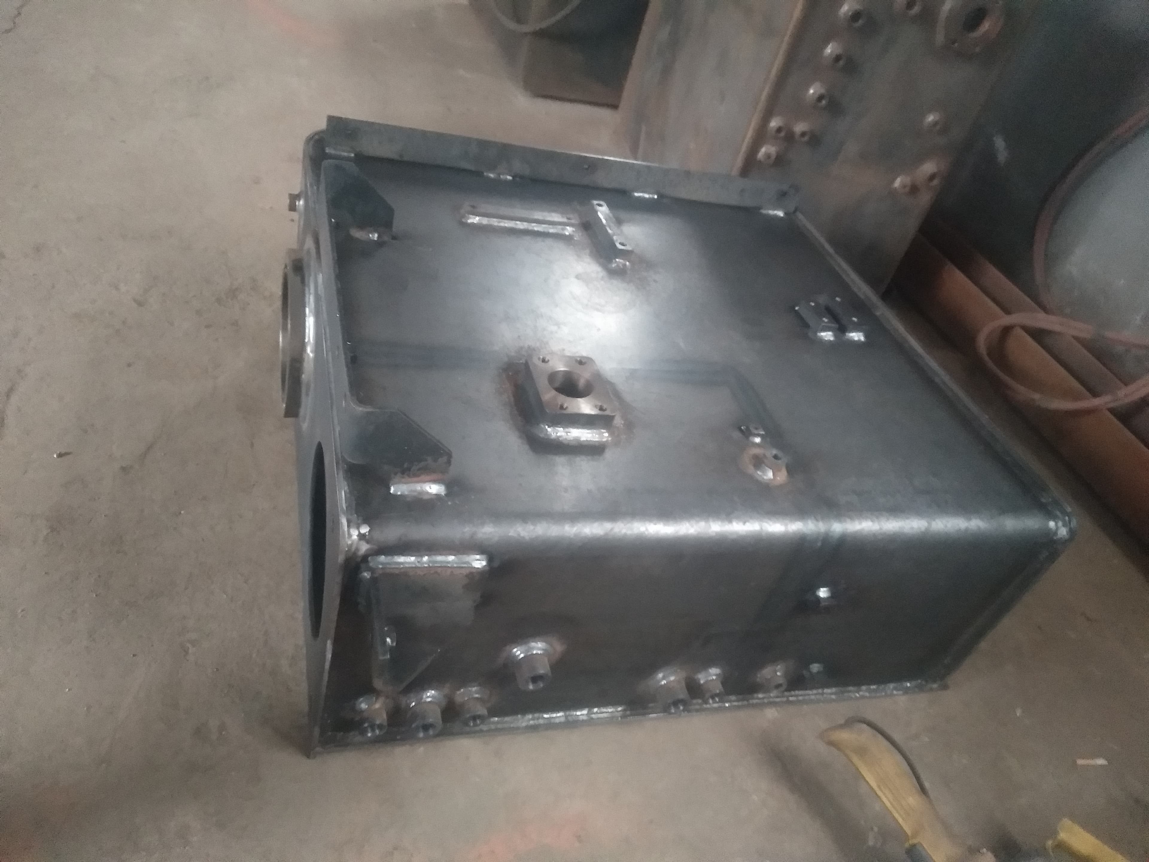 225-Series Hydraulic Tank — semi-finished fabrication. Application reference: Doosan excavator.