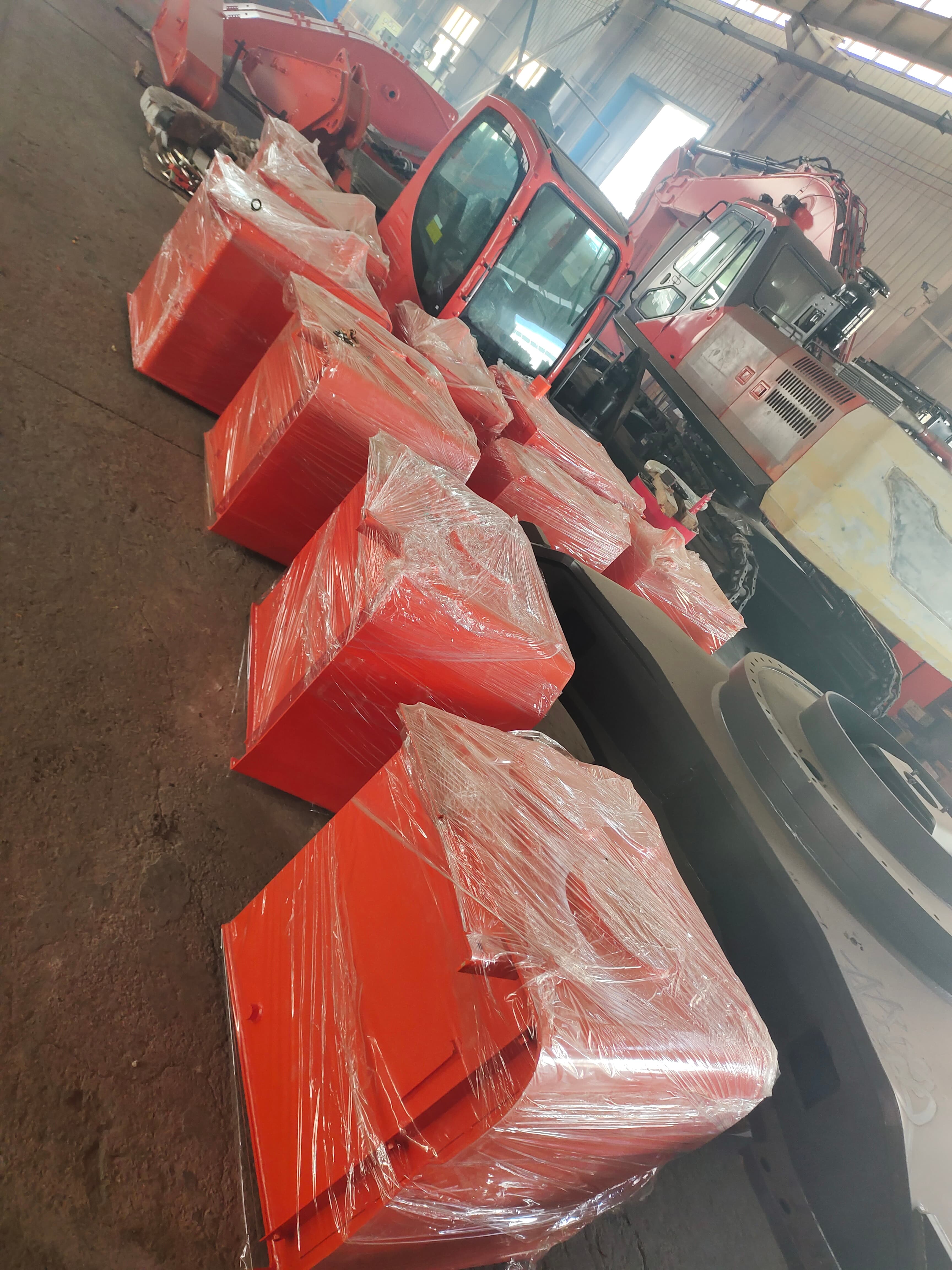 DH500 Fuel and Hydraulic Tank Assembly — shipment view. Application reference: Doosan excavator.