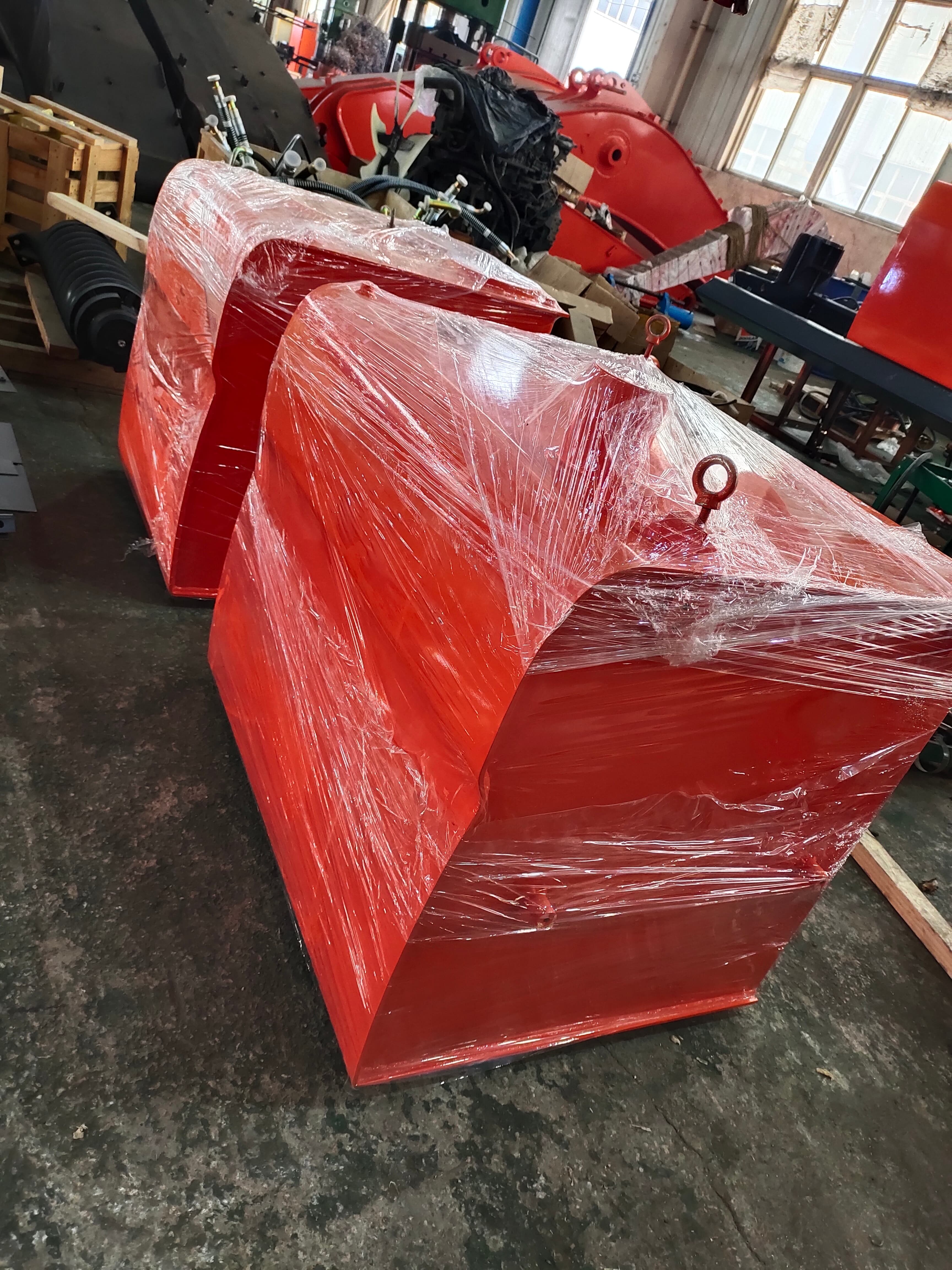 DH500 Fuel and Hydraulic Tank Assembly — shipment view. Application reference: Doosan excavator.