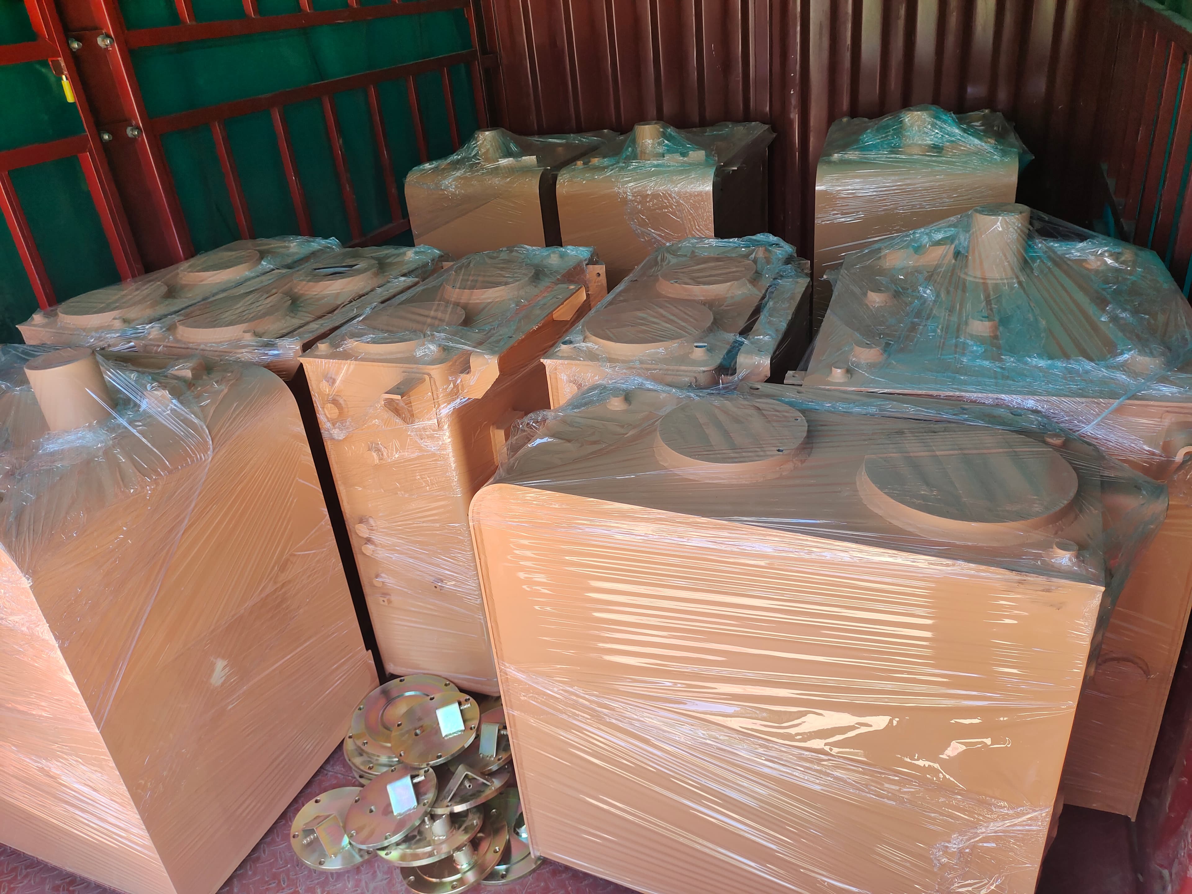 DH225 Fuel and Hydraulic Tank Set — semi-finished fabrication, shipment view. Application reference: Doosan excavator.