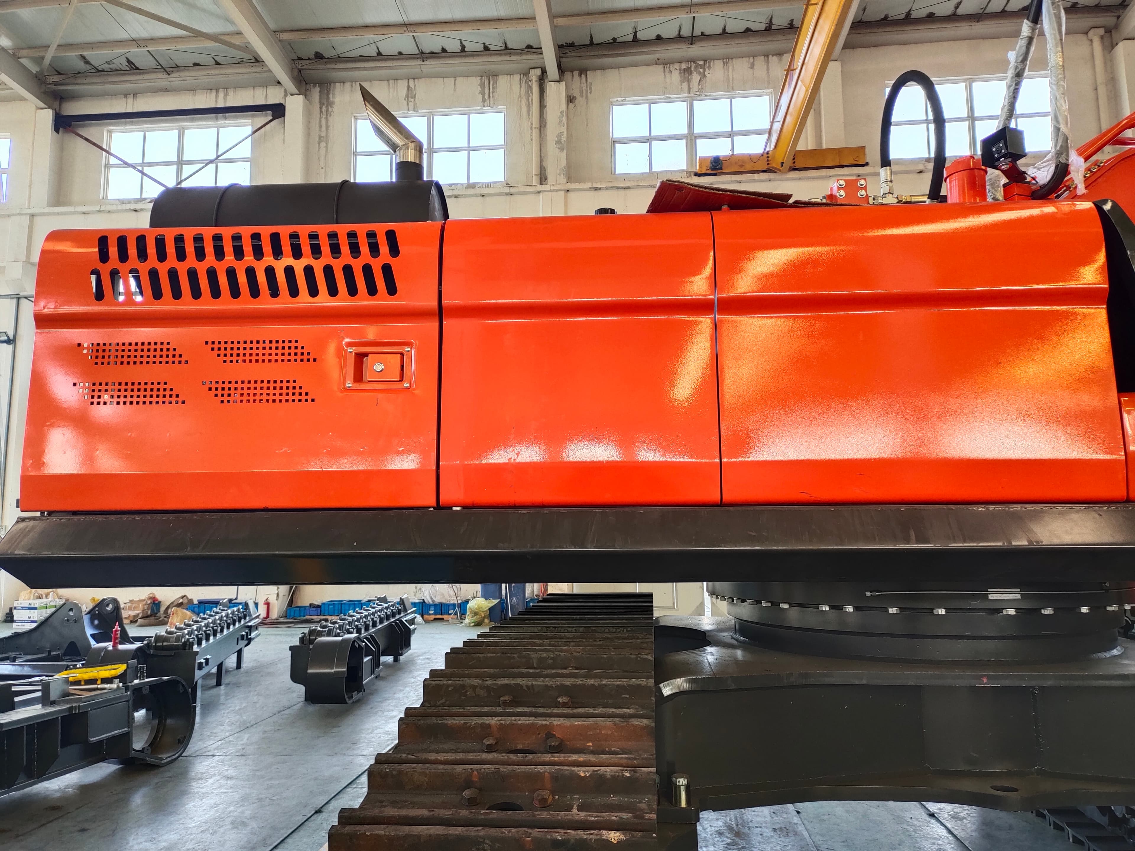 DH500 Fuel and Hydraulic Tank Assembly — assembly view. Application reference: Doosan excavator.