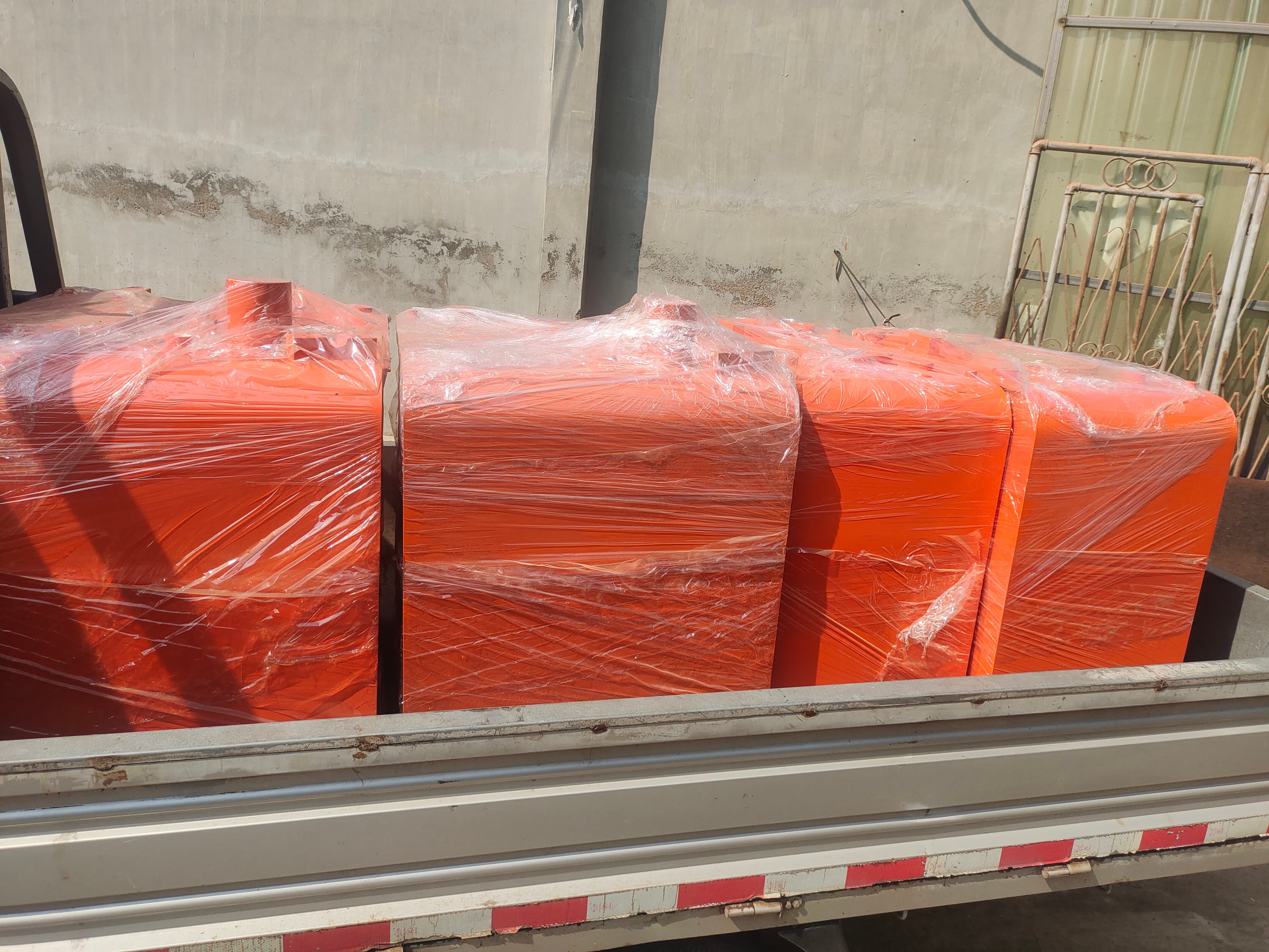 DH225 Fuel and Hydraulic Tank Set — shipment view. Application reference: Doosan excavator.