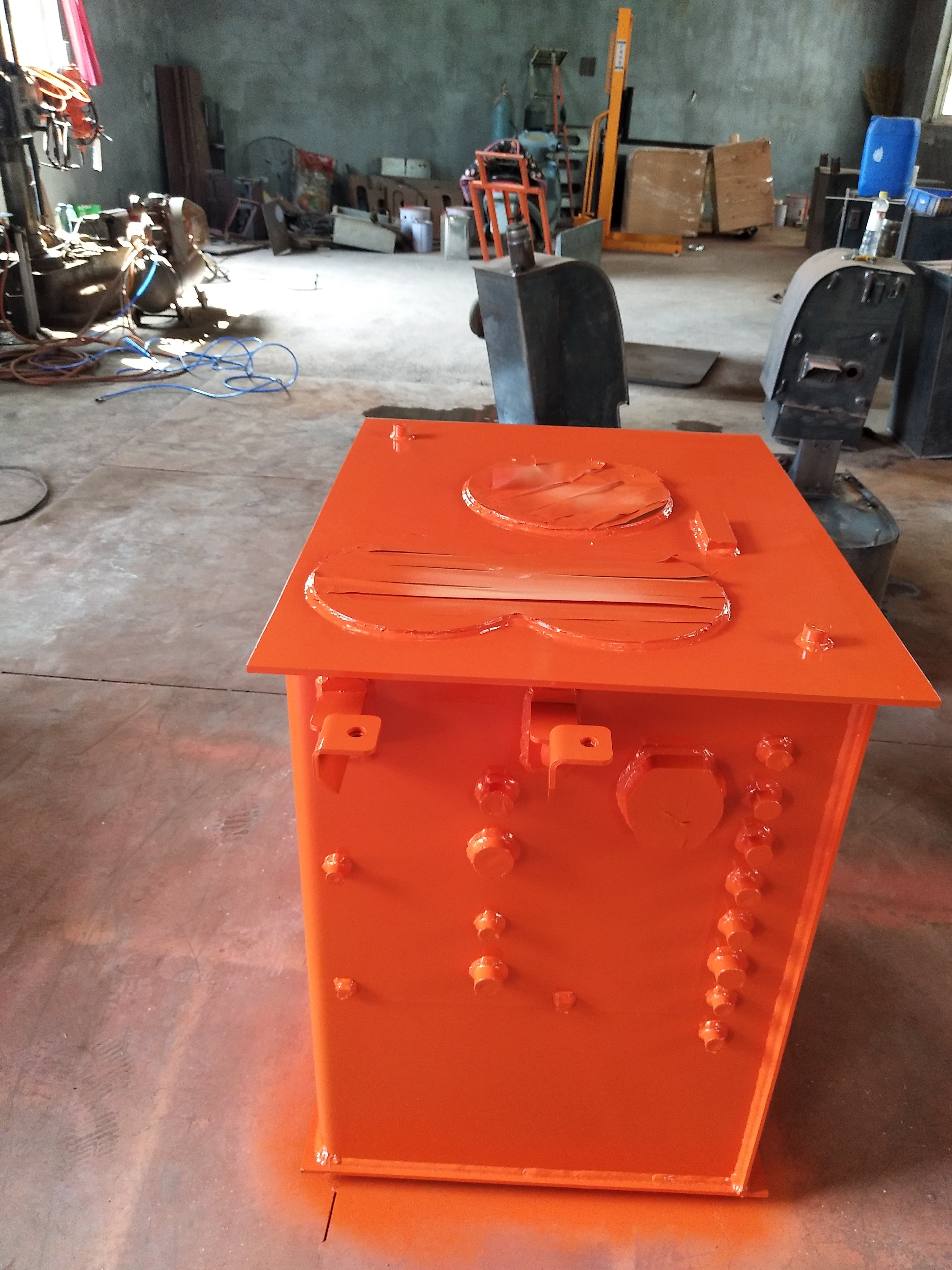DX370–380 Hydraulic Tank